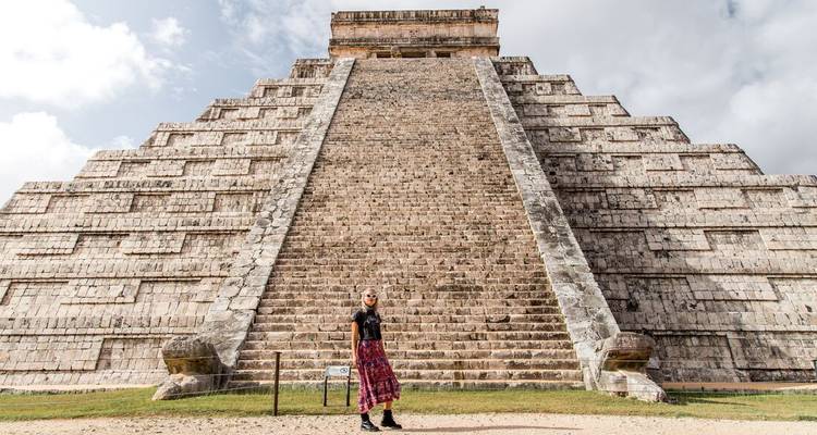 Viajero parado en la base de la pirámide del Templo de Kukulcán en Chichén Itzá.