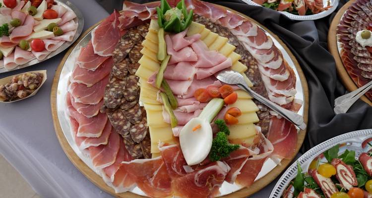 Wurstplatte mit verschiedenen Fleischsorten und Käsesorten.