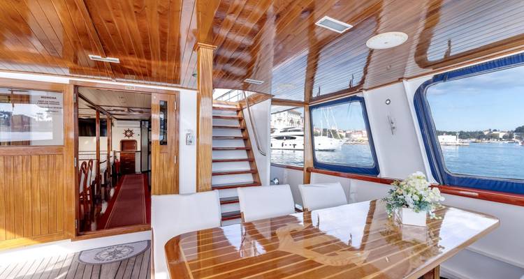 Innenraum einer luxuriösen Yacht mit Essbereich.