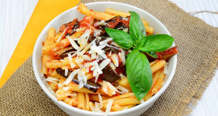Plato de pasta con albahaca y parmesano