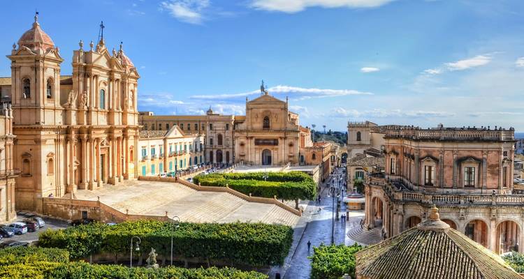 Vista panorámica de la ciudad histórica con la catedral