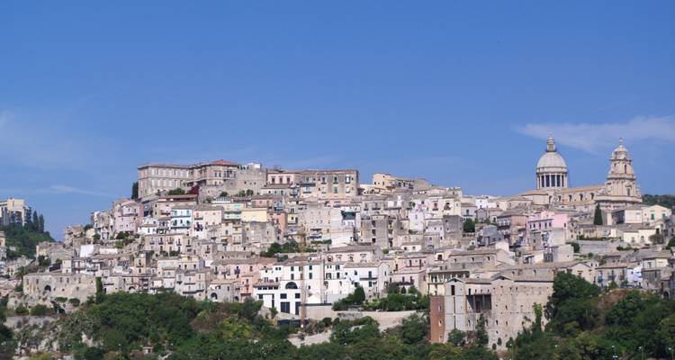 Vista panorámica de la ciudad con edificios históricos
