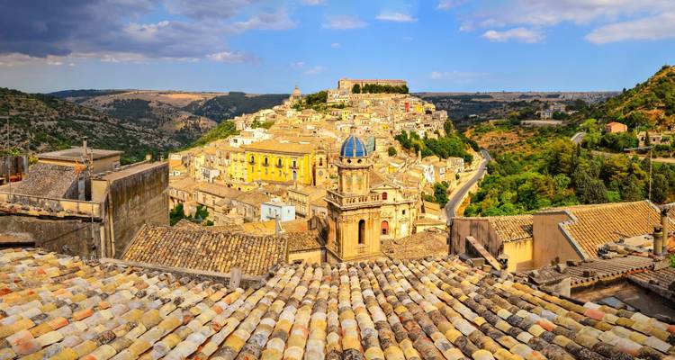 Vista aérea de una colorida e histórica ciudad de montaña
