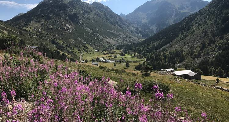 Vacances d'été en famille dans les Pyrénées avec des adolescents - Intrepid Travel 1