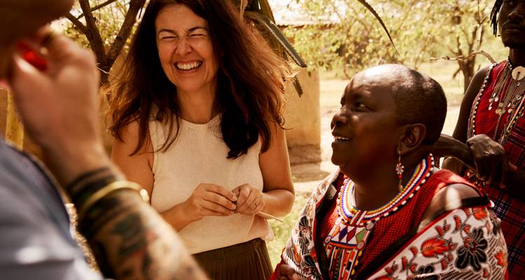 Grupo de mujeres disfrutando de una interacción cultural al aire libre.