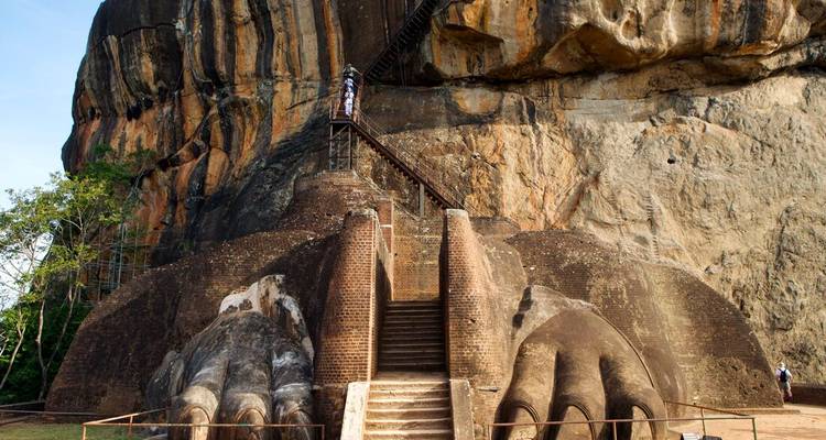 Los visitantes suben la gigantesca escalinata de ladrillo de la Garra del León tallada en la Roca de Sigiriya.