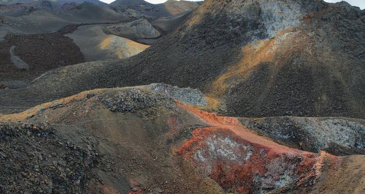 Vulkanisch landschap met veelkleurige rotsen.