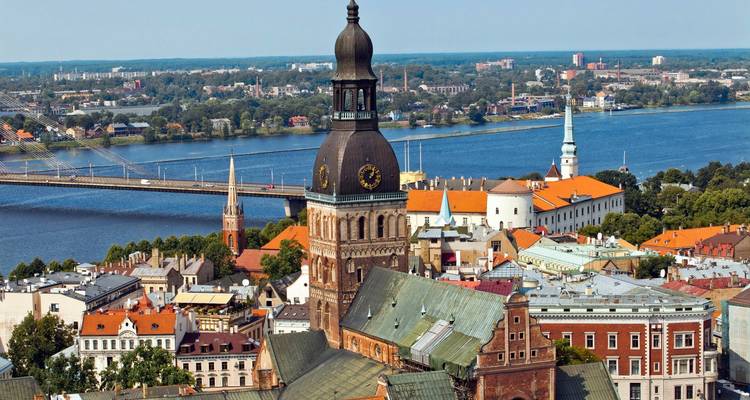 Vue aérienne de Riga avec la Daugava et le paysage urbain.