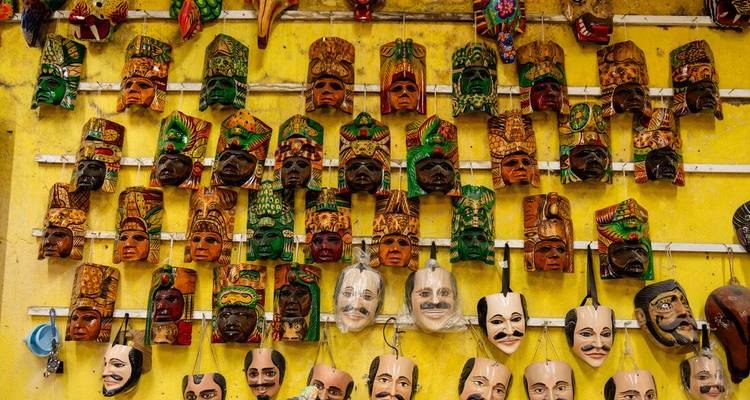 Mur couvert de masques colorés traditionnels.