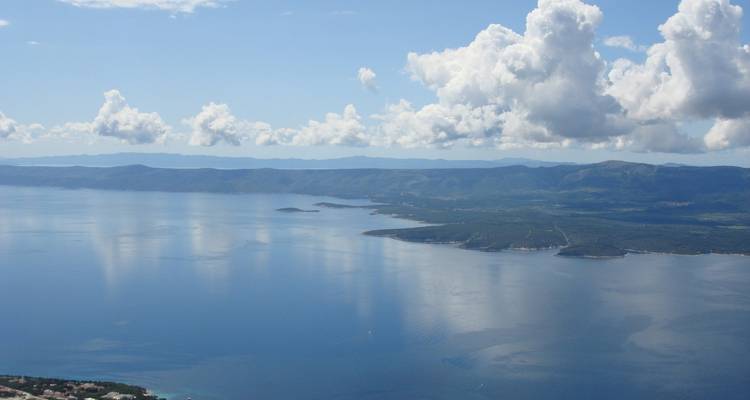 Vue panoramique d'un paysage côtier avec des collines et des îles.