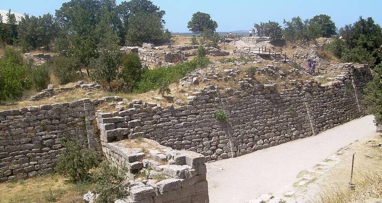 Steinmauern und Wege in einer antiken archäologischen Stätte.