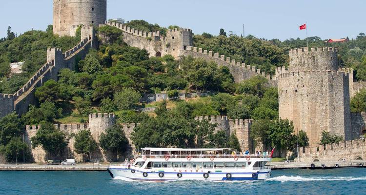 Touristenboot vor der Rumeli-Festung entlang des Bosphorus.