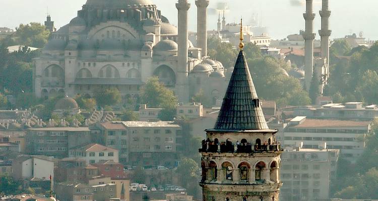 Galata-Turm mit Moscheen im Hintergrund in Istanbul.