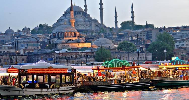 Blick auf Boote und Moscheen am Bosporus in Istanbul.