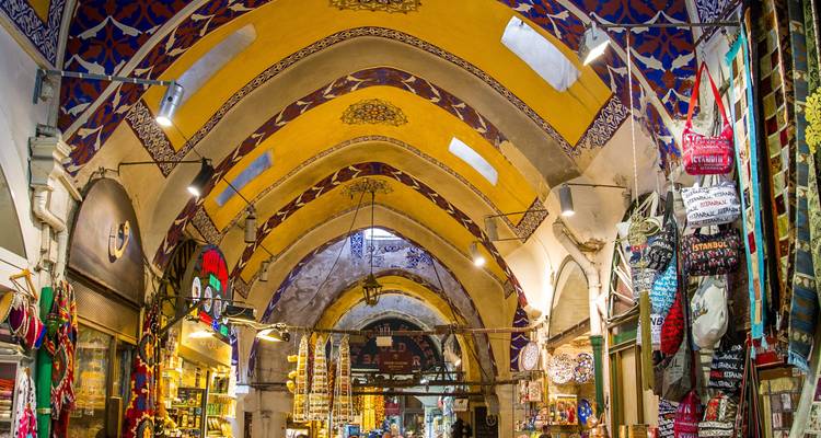 Innenansicht des Großen Basars mit bunten Lichtern und Waren in Istanbul.