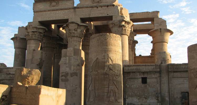 Colonnes du temple de Kom Ombo avec des sculptures complexes.