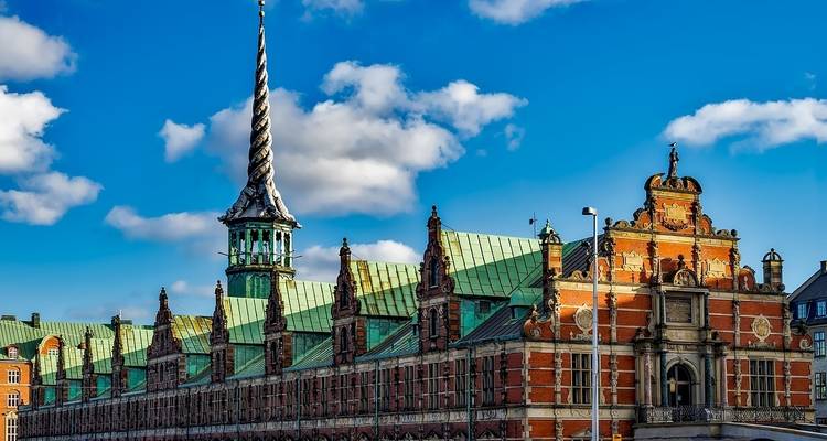 Edificio histórico de bolsa de valores con arquitectura intrincada.