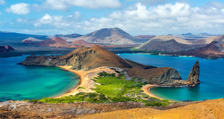 Vista aérea de la Roca Pináculo y el paisaje circundante en las Islas Galápagos.
