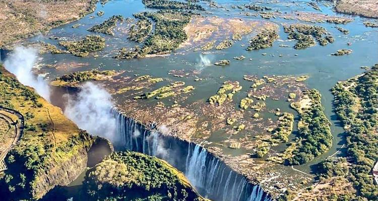 Amplio panorama aéreo de las Cataratas Victoria y las islas del río Zambezi que serpentean.