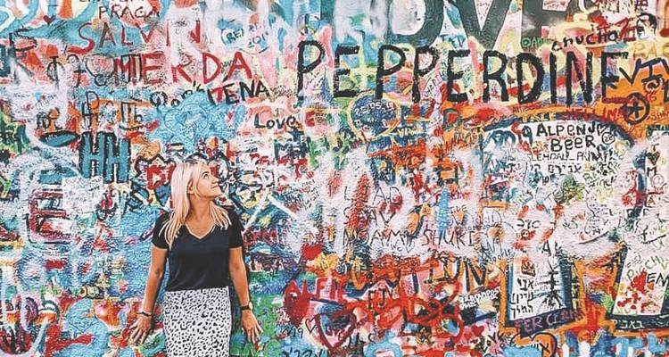 El viajero se encuentra ante el colorido Muro de John Lennon cubierto de grafitis en Praga