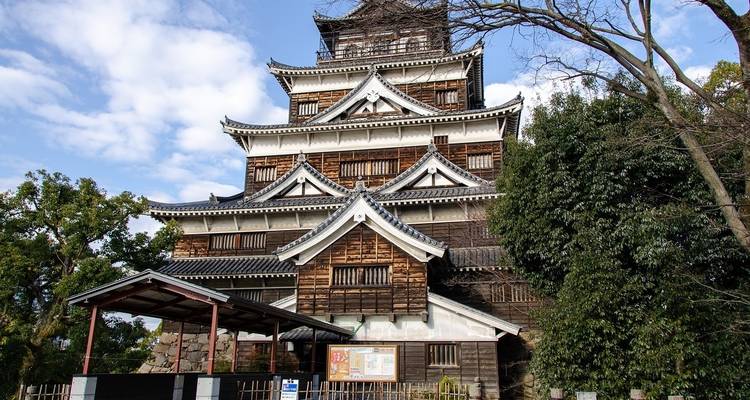 Château japonais traditionnel avec une architecture en bois ornée.