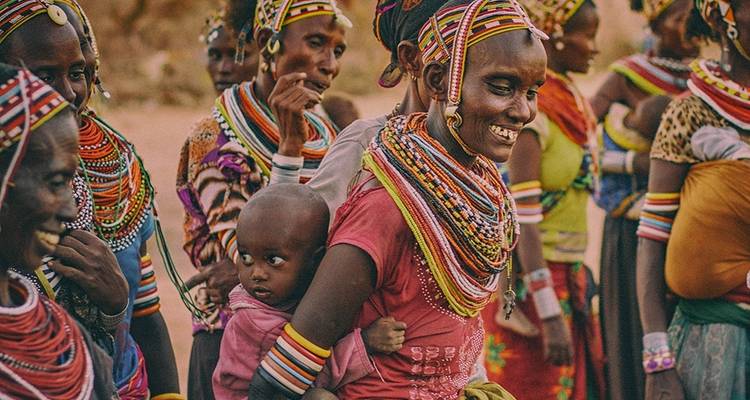 Groupe de personnes en tenue traditionnelle et bijoux.