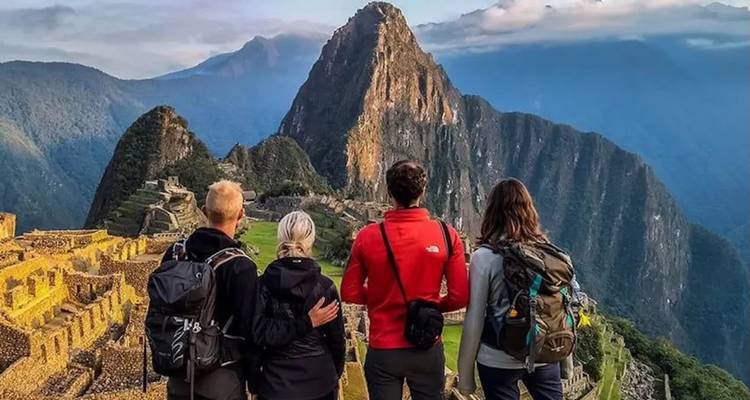 Grupo observando Machu Picchu con vista panorámica.