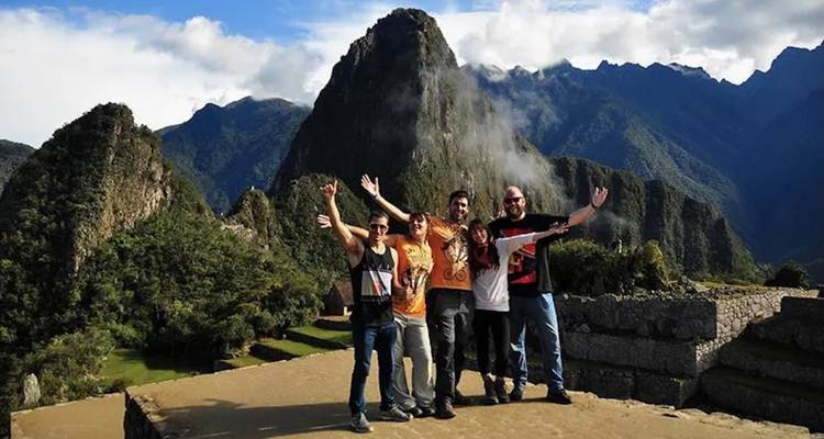 Grupo posando con Machu Picchu de fondo.