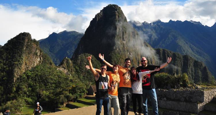 Grupo posando con Machu Picchu de fondo.