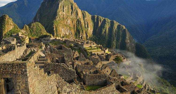 Amanecer sobre Machu Picchu con neblina en el valle.
