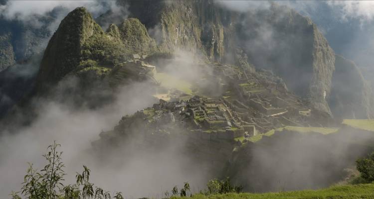 Ruines du Machu Picchu enveloppées de nuages.