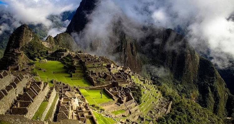 Vue panoramique du Machu Picchu et des montagnes environnantes.