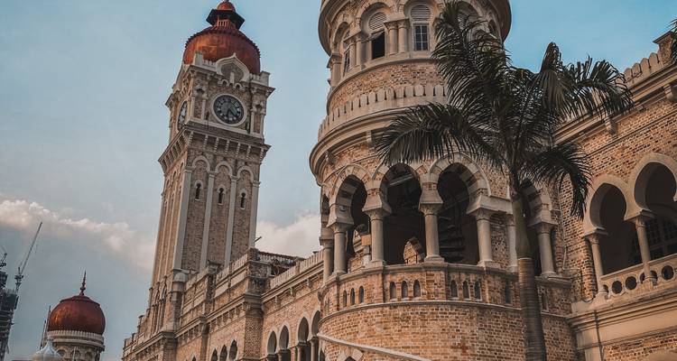 Tour d'horloge et architecture arabe sous un ciel bleu.