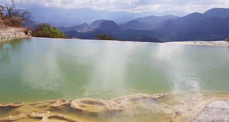 Une piscine à débordement naturelle avec vue sur les montagnes.