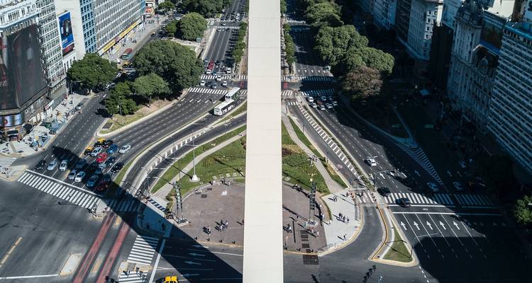 Perspective aérienne de l'Obélisque de Buenos Aires divisant les avenues symétriques de la ville et les passages pour piétons.