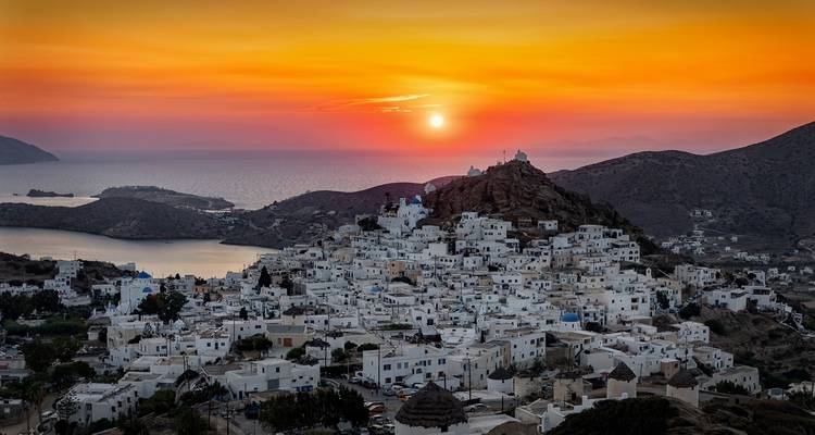 Sonnenuntergang über einer malerischen griechischen Inselstadt.