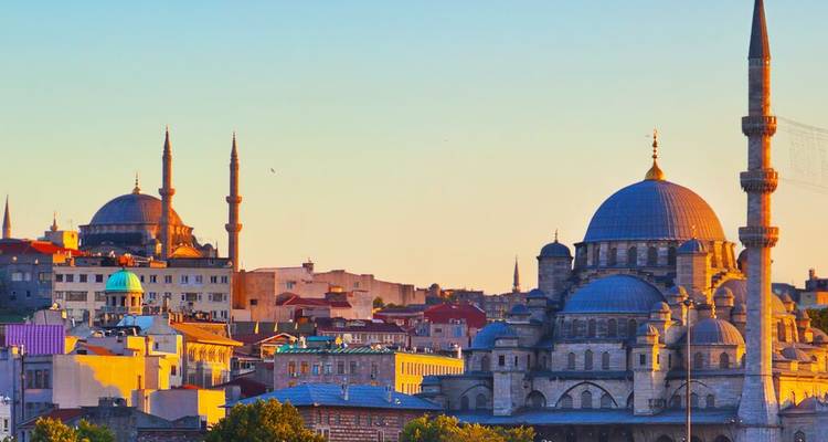 Vue panoramique des mosquées et du paysage urbain sous un ciel dégagé.
