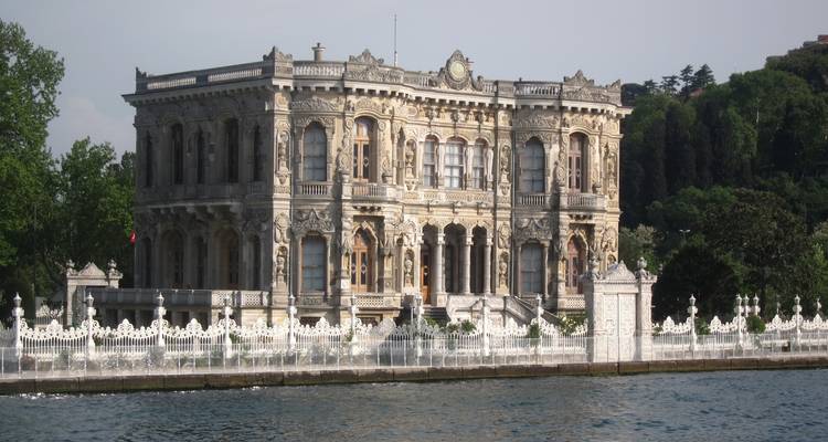 Bâtiment orné avec une façade élaborée au bord de l'eau.