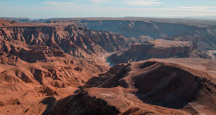 Vista panorámica de un cañón bajo un cielo despejado.