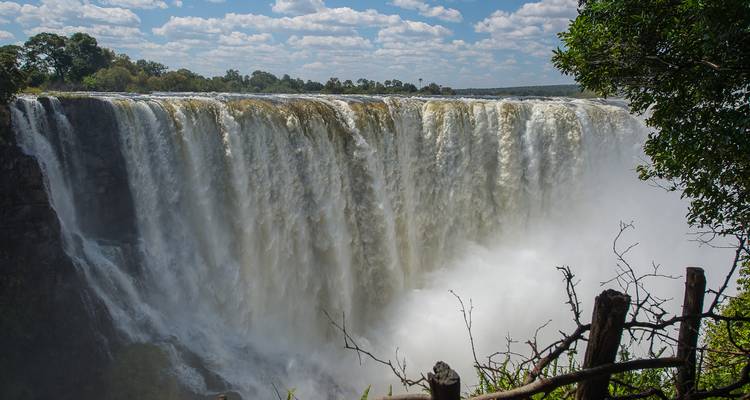 Wasserfall, der über eine Klippe stürzt mit Nebel.
