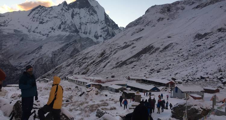 Gruppe von Menschen in einer verschneiten Berglandschaft.