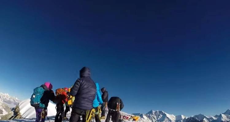 Groep wandelaars die zich voorbereiden op een bergtocht.