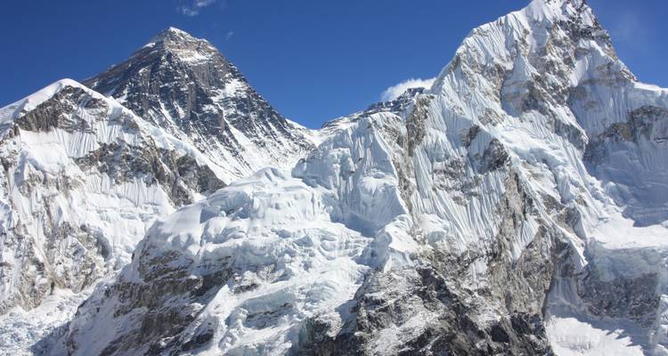 Primer plano de majestuosas montañas cubiertas de nieve con cielo despejado.