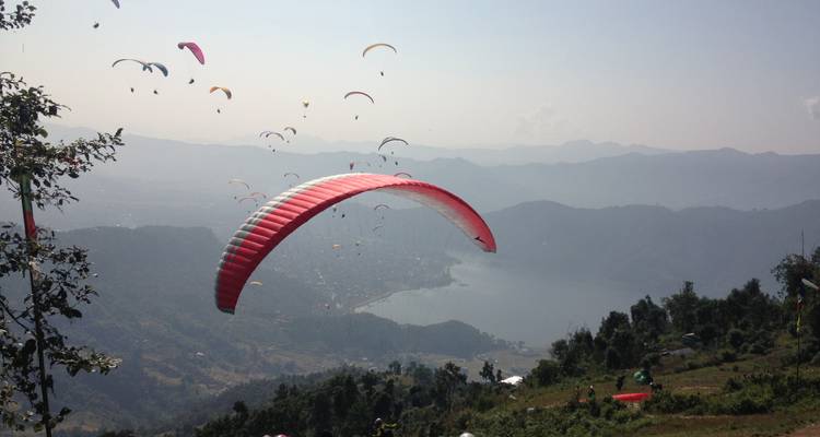 Parapentes sobre un valle.