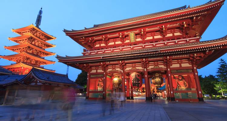 Leuchtendes rotes Tor und fünfstöckige Pagode des Senso-ji-Tempels in der Abenddämmerung in Tokio.