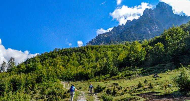 Randonnée en petit groupe dans le parc national de Valbona - Adventure and Fun Albania 3
