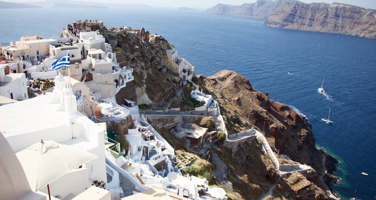Vista aérea de los edificios blancos y acantilados de Santorini.