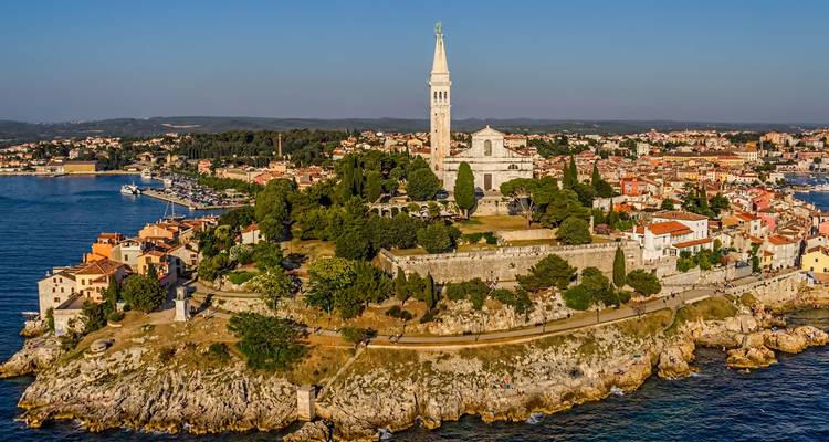 Die mittelalterliche Hügelstadt Rovinj thront auf einer felsigen Halbinsel, die von der Adria umgeben ist.