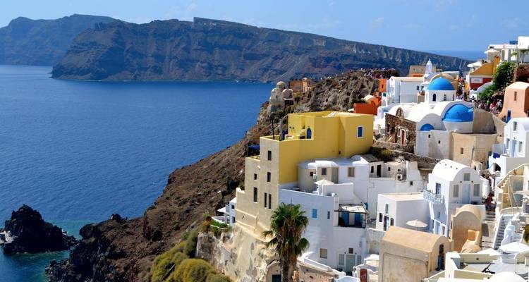 Kustdorp op een klif met witte en kleurrijke gebouwen met uitzicht op de Egeïsche Zee.