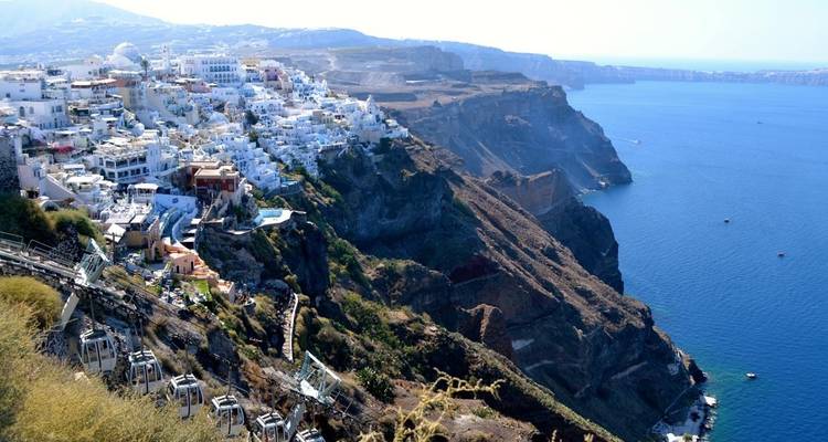 Luchtfoto van kliffen en witte gebouwen met uitzicht op de oceaan.